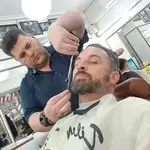  Santiago Abascal comienza la campaña en la barbería