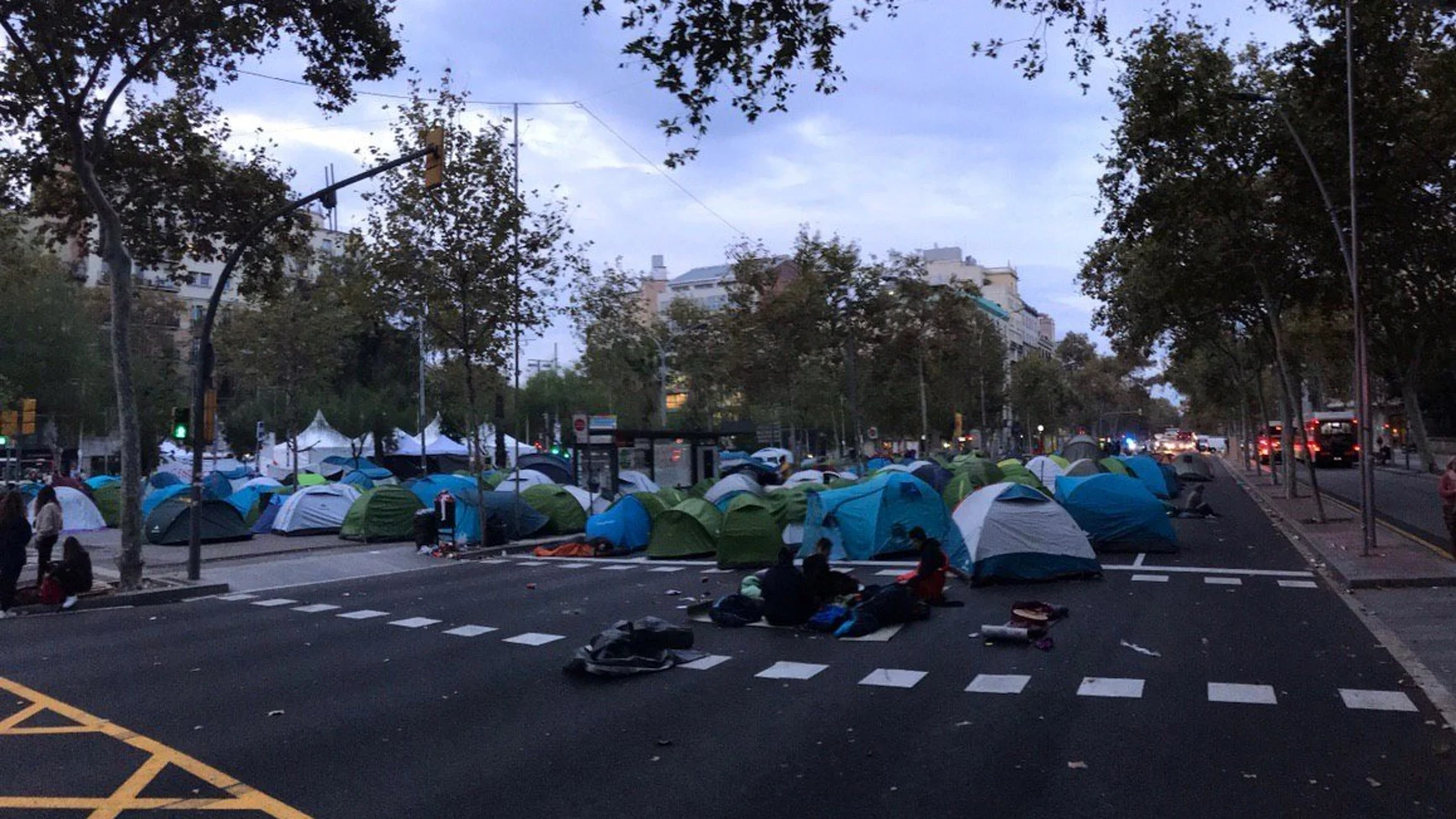 Segundo día de acampada a las puertas de la Universidad de Barcelona / Foto: Europa Press