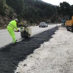 En operario trabajo en tareas de conservación de una carretera en Andalucía