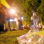 Agrupación de jóvenes en unas fiestas municipales practicando el «botellón» en el parque del Oeste