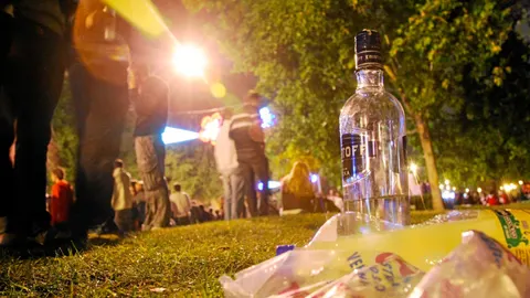 Agrupación de jóvenes en unas fiestas municipales practicando el «botellón» en el parque del Oeste