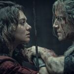 Henry Cavill (dcha.) en el papel de Geralt de Rivia durante una escena de la serie "The Witcher".