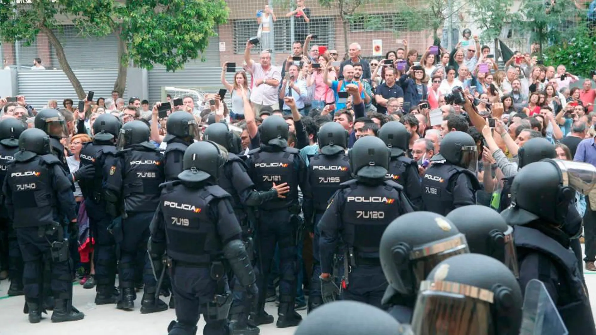 Un grupo de Mossos frente a unos ciudadanos