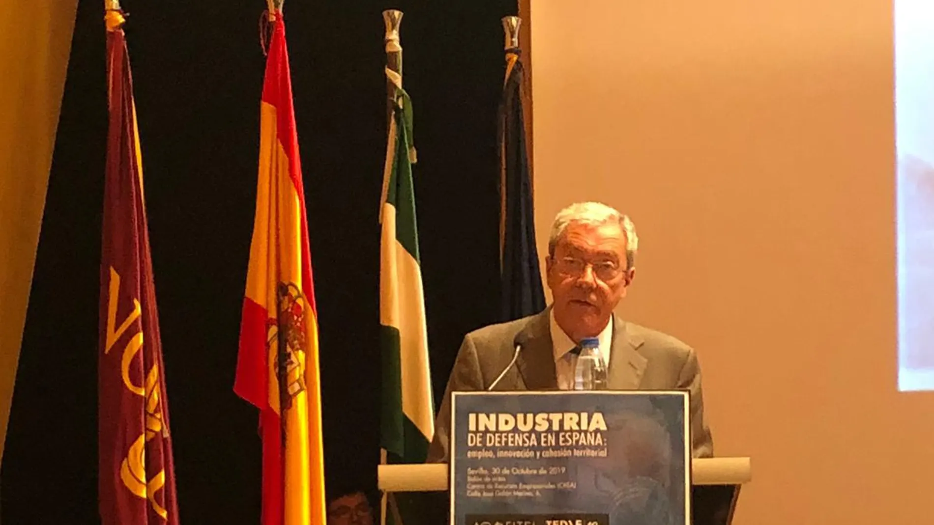 El consejero de Economía, Conocimiento, Empresas y Universidad, Rogelio Velasco, durante la apertura de la jornada "Industria de Defensa en España: empleo, innovación y cohesión territorial"/ La Razón