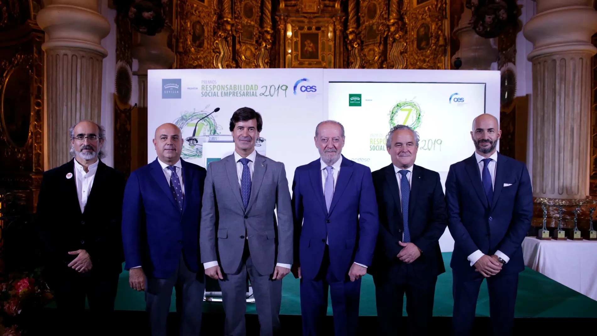 Los presidentes de la Diputación y de la Confederación de Empresarios de Sevilla (CES), Fernando Rodríguez Villalobos y Miguel Rus Palacios, entregaron los VII Premios de Responsabilidad Social Empresarial (RSE) en un acto celebrado en la monumental iglesia de San Luis de los Franceses / Foto: La Razón