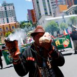 Un indígena muestra su apoyo a Evo Morales en una manifestación en la capital/Reuters