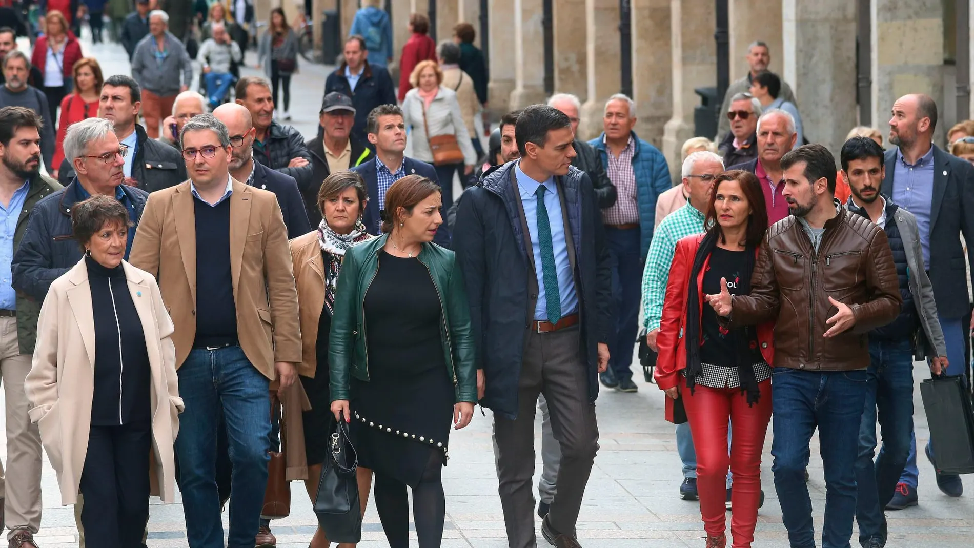 Sánchez pasea por la calle mayor de Palencia junto a Tudanca, Mercedes Martín, Luz Martínez Seijo y Miriam Andrés, entre otros