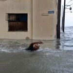 Un hombre nada por una calle inundada en La Habana (Cuba) en una imagen de archivo de 2017