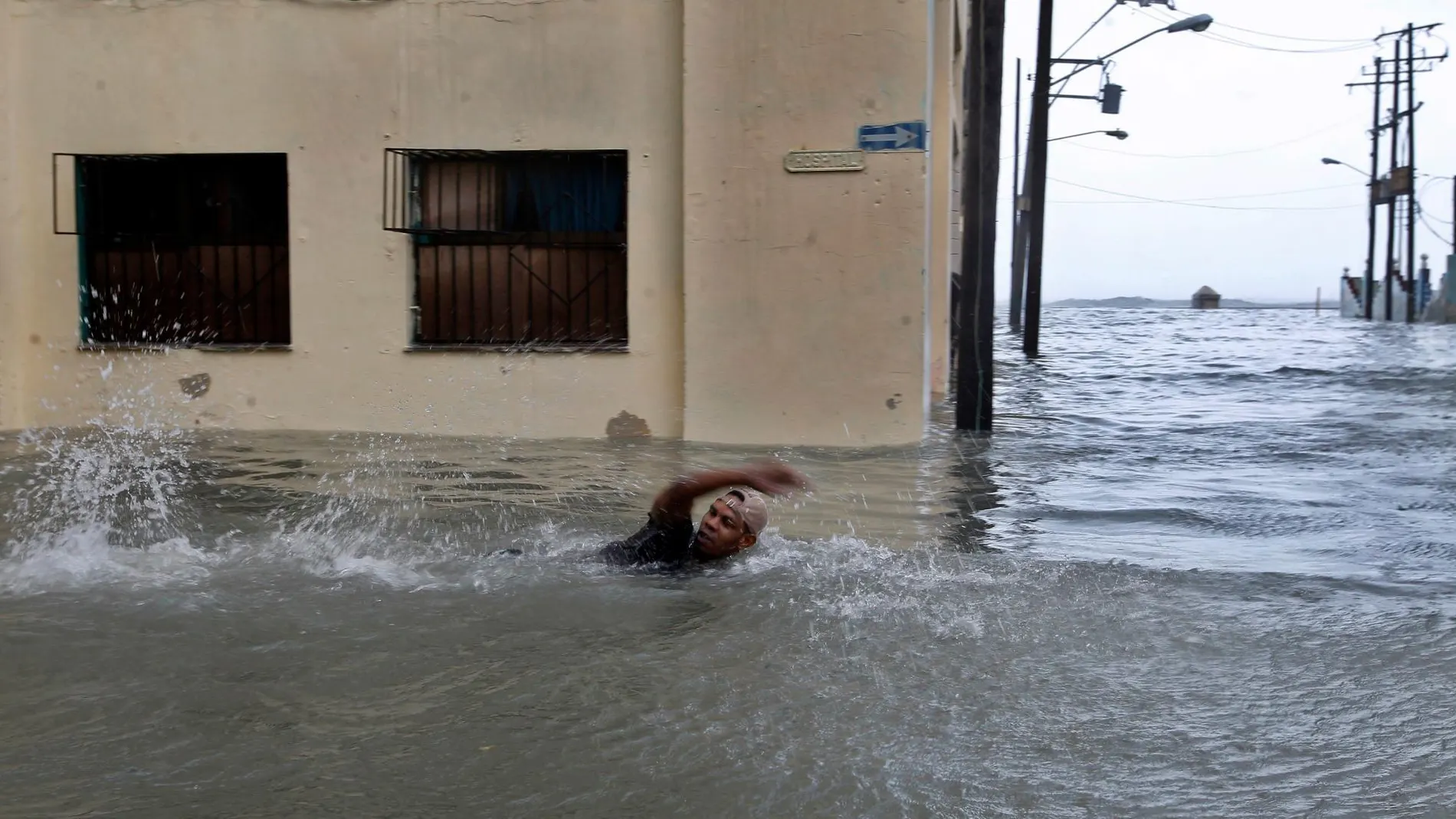 Un hombre nada por una calle inundada en La Habana (Cuba) en una imagen de archivo de 2017
