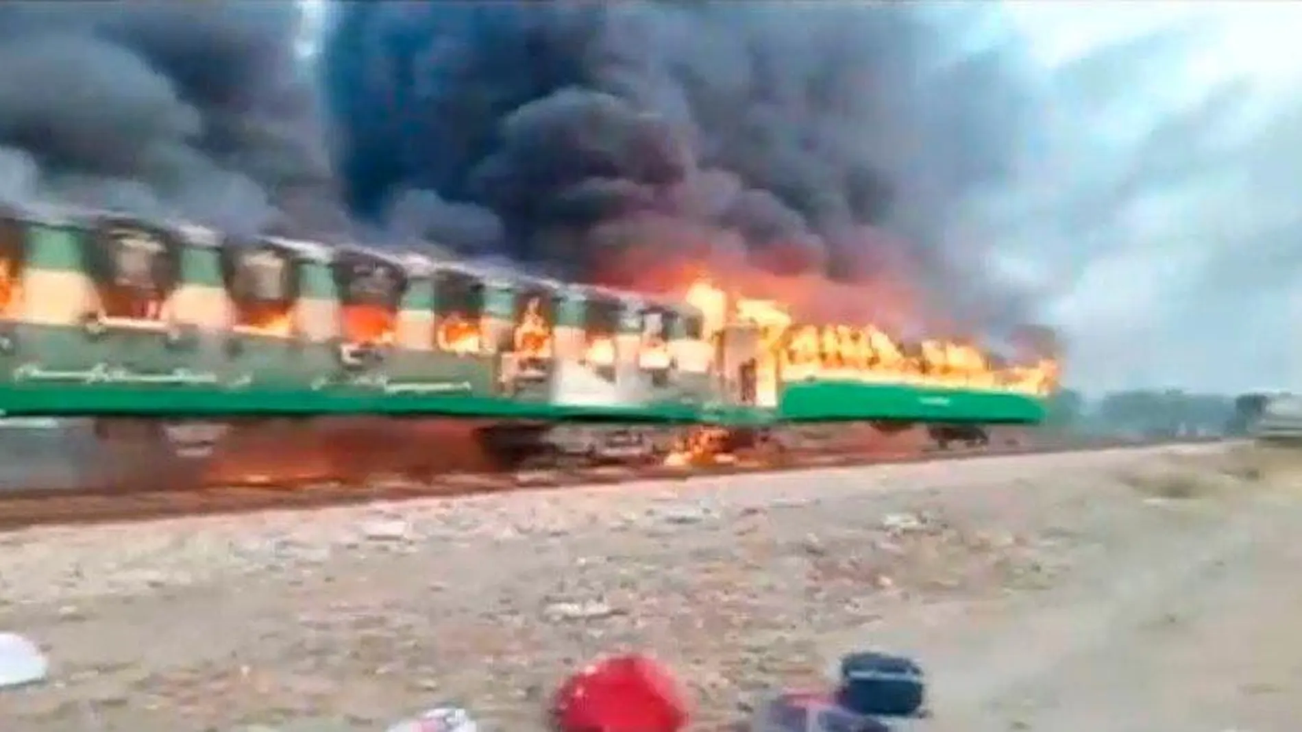 La explosión fue provocada por una bombona de gas que unos pasajeros usaban para preparar el desayuno en un tren en el sur de Pakistán