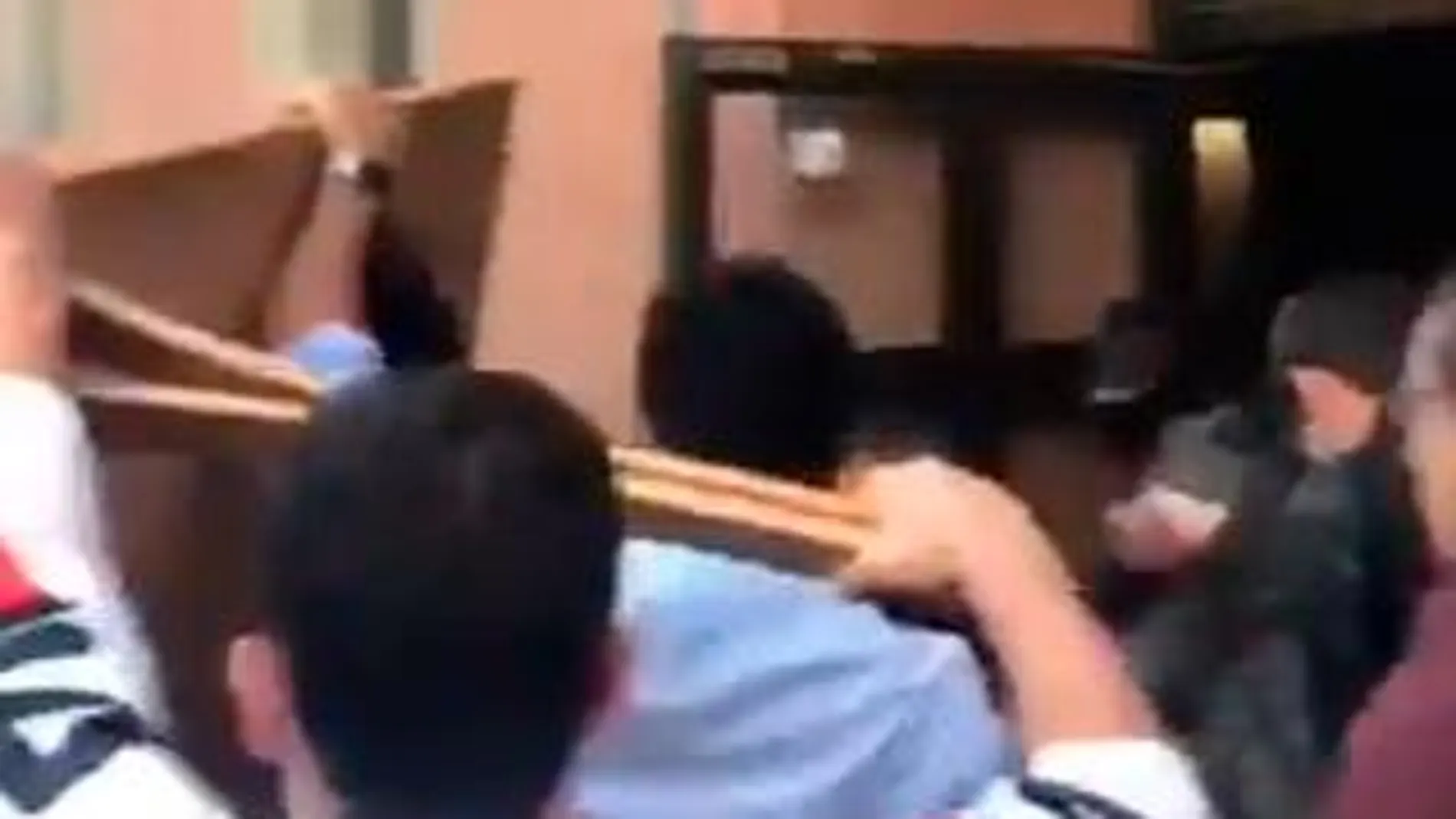 Fotograma del vídeo de la tensión entre ambas partes
