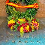 La lápida que cubre la tumba de Franco en Mingorrubio