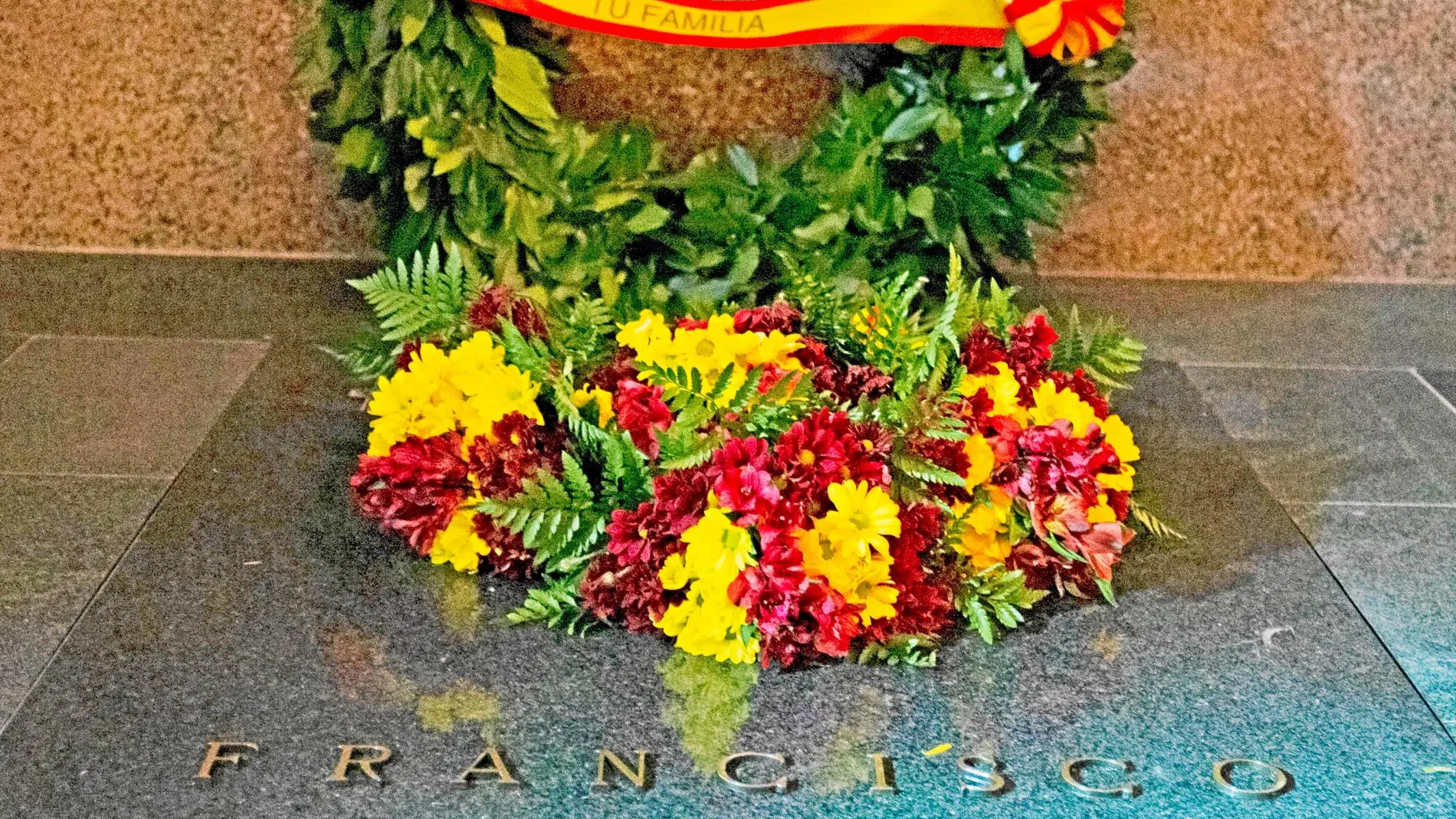 La lápida que cubre la tumba de Franco en Mingorrubio