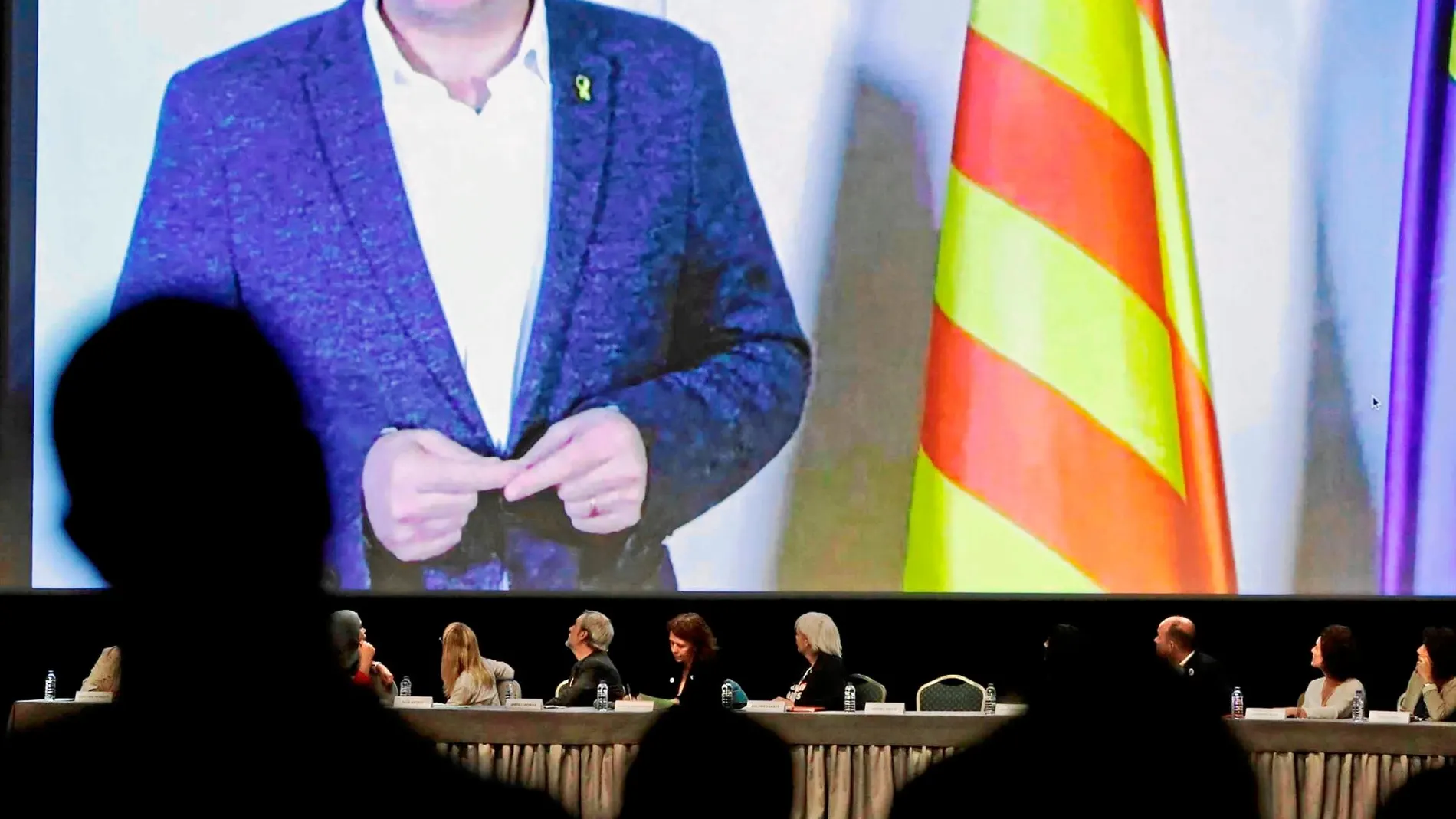Puigdemont se dirigió por vídeo a los cargos electos. La Asamblea se celebró en presencia de Quim Torra y Roger Torrent