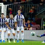 Messi lanzando la falta que supuso el tercer gol del Barcelona