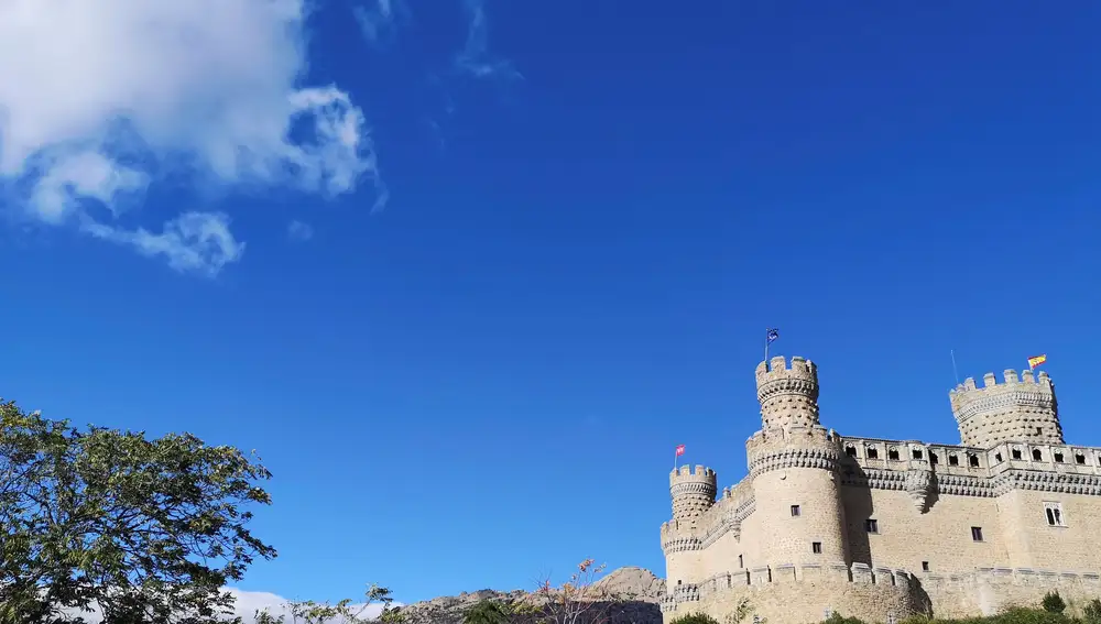Vista del castillo de Los Mendoza y El Yelmo, en La Pedriza, al fondo, en la localidad madrileña de Manzanares El Real