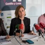 Noelia Martínez presenta los datos de la pobreza en la Comunidad juto a Mar Fresno y Óscar Castro