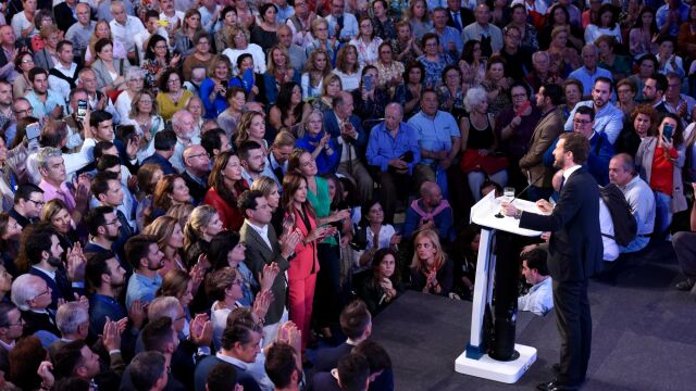 Pablo Casado (en la imagen, con Juanma Moreno al frente del público); Pedro Sánchez e Íñigo Errejón arrancaron la campaña electoral para el 10-N en Sevilla / Foto: Ke-Imagen