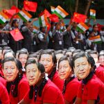 Estudiantes indios con caretas del presidentre chino, Xi Jinping, en una reciente visita de Estado