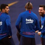 [Vidal y Lionel Messi durante el entrenamiento de este viernes en la ciudad deportiva Joan Gamper]