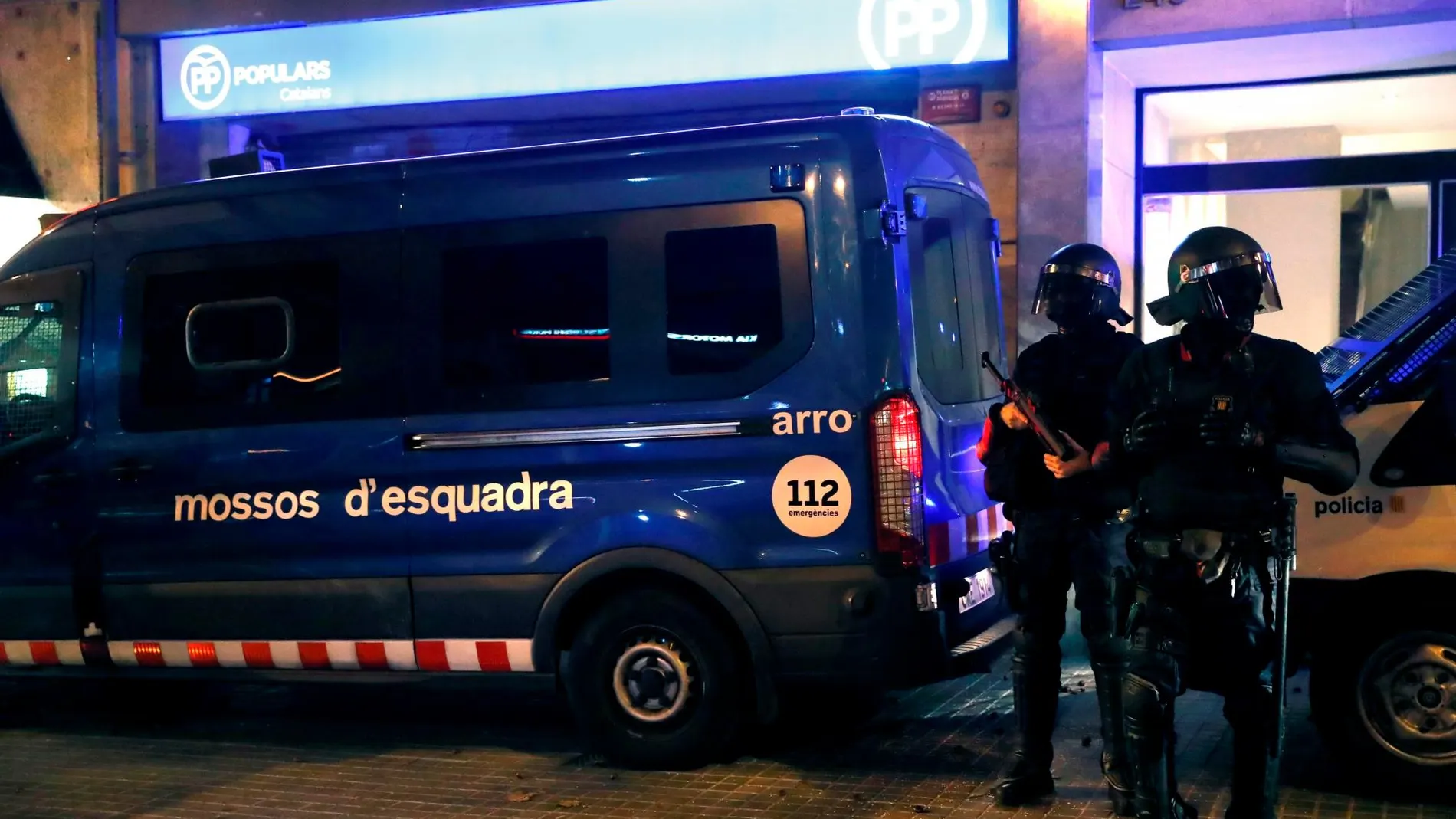 Miembros de los Mossos d´Esquadra frente a la sede del Partido Pouplar, este miércoles en Barcelona, durante la concentración convocada por los CDR en contra de la sentencia del "procés".