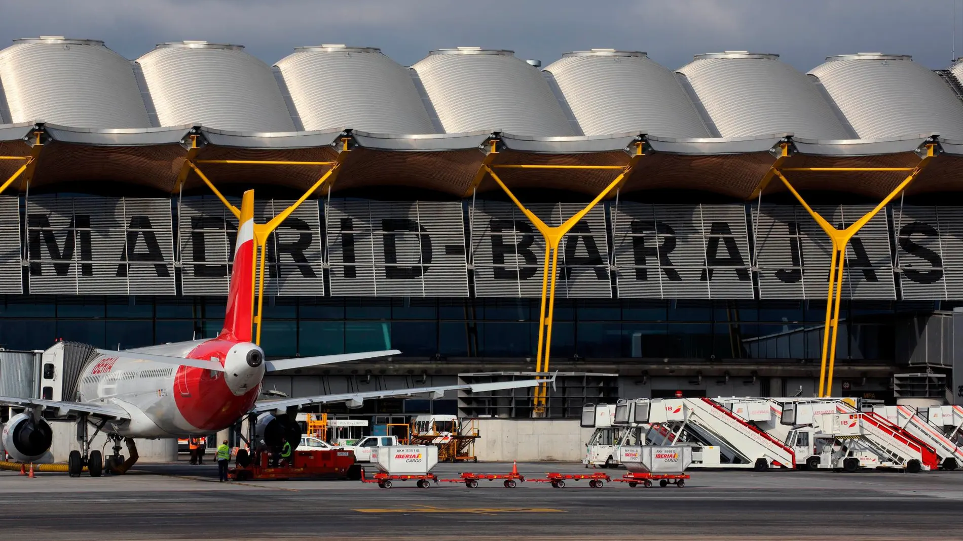 Un avión de Iberia en la T4 del aeropuerto internacional Adolfo Suárez Madrid Barajas