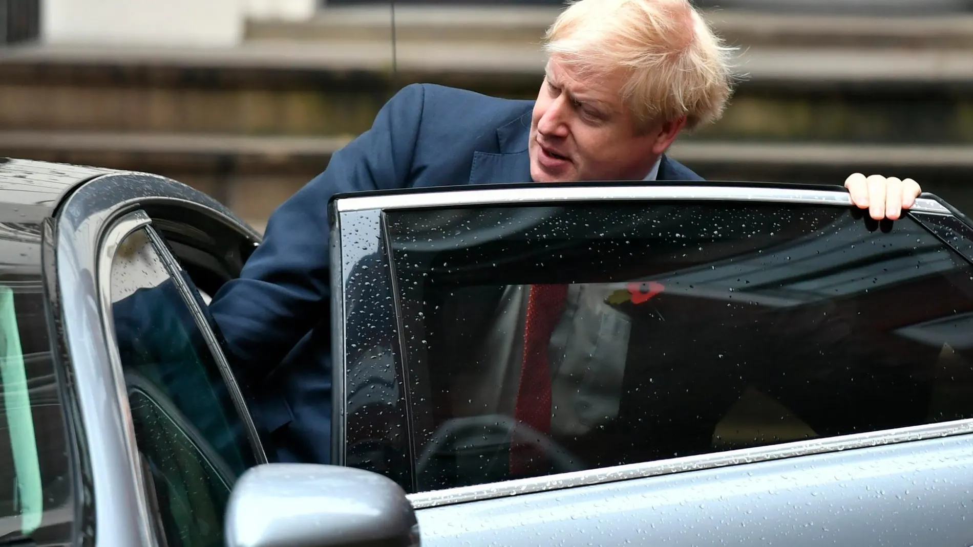 El “premier” Boris Johnson abandona la sede de la campaña electoral “tory” este lunes/Ap