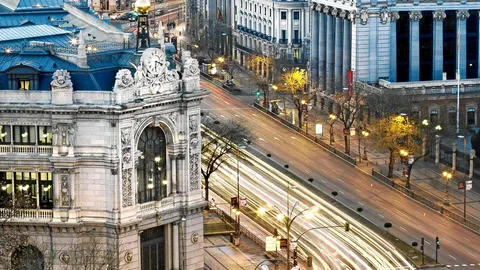 Los precios de la vivienda siguen al alza, según el Banco de España aunque con una cierta desacelera-ción y, por ahora, no detecta sobrevaloración Por ahora, no detecta sobrevaloración