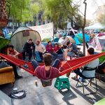 Unos 150 universitarios llegaron a acampar en la plaza de la Universidad de Barcelona para reivindicar, entre otras cosas, la libertad de los presos independentistas / Foto: Efe