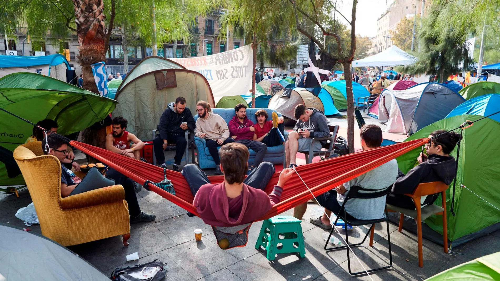 Unos 150 universitarios llegaron a acampar en la plaza de la Universidad de Barcelona para reivindicar, entre otras cosas, la libertad de los presos independentistas / Foto: Efe