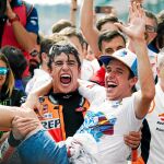 Marc Márquez coge en brazos a su hermano Álex para celebrar el título de Moto2 que consiguió el pequeño de la familia