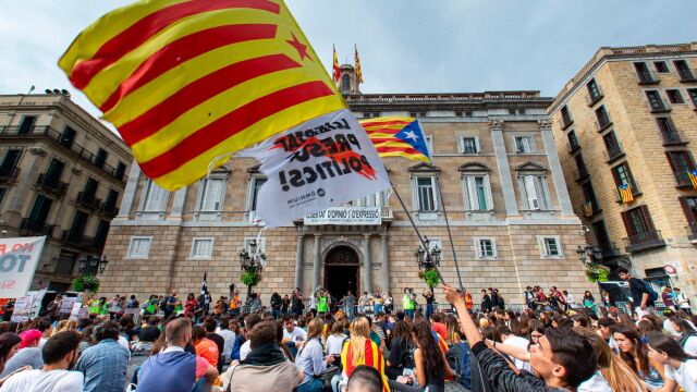 Protesta estudiantil ayer en la plaza de Sant Jaume de Barcelona