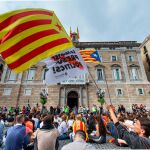 Protesta estudiantil ayer en la plaza de Sant Jaume de Barcelona