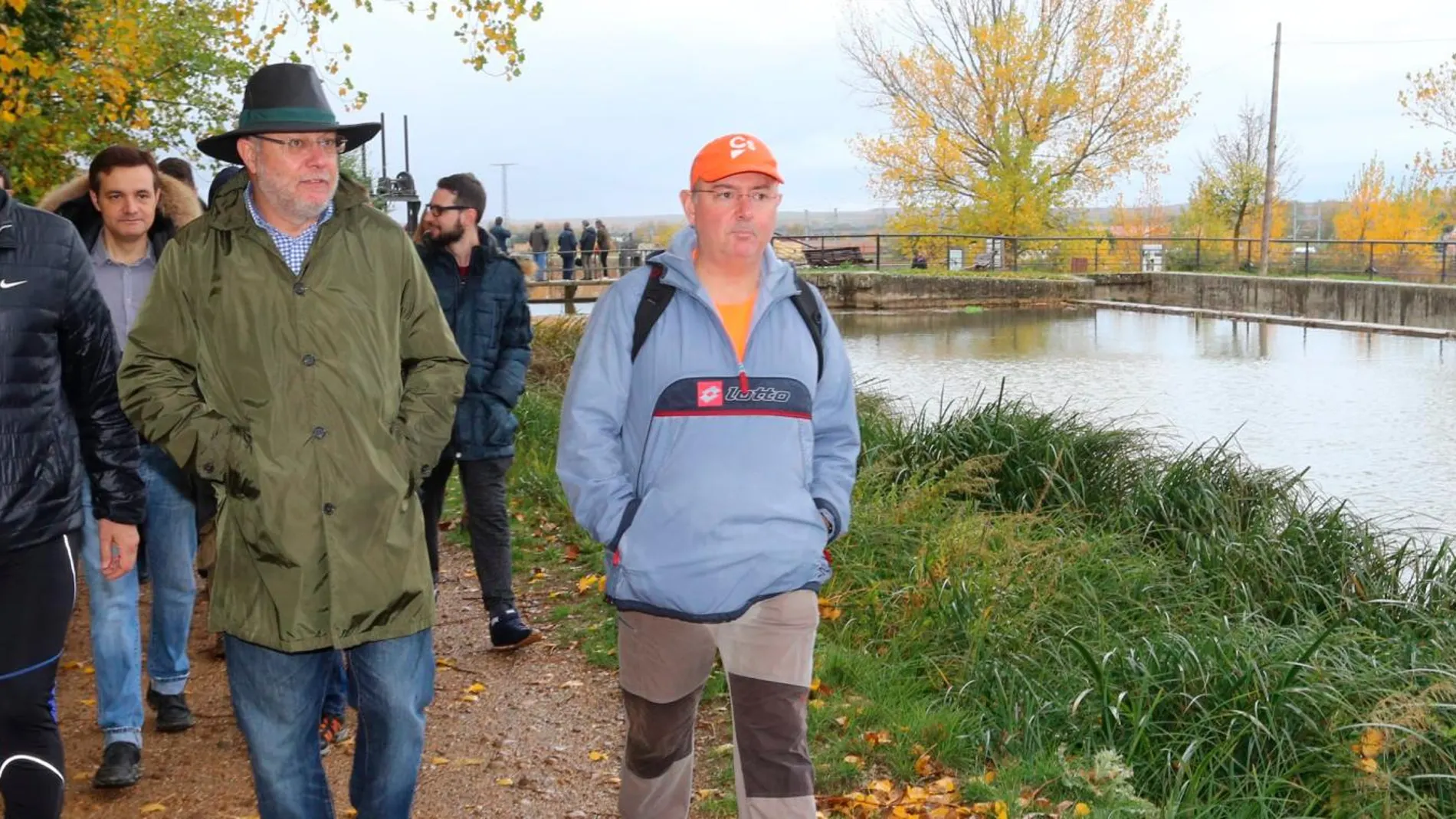 El candidato de Cs al Congreso por Palencia, Enrique Rivero; el miembro del Comité Ejecutivo de Cs Francisco Igea, junto a otros miembros del partido participan en la Marcha Jóvenes Ciudadanos por el Camino de Santiago y Canal de Castilla