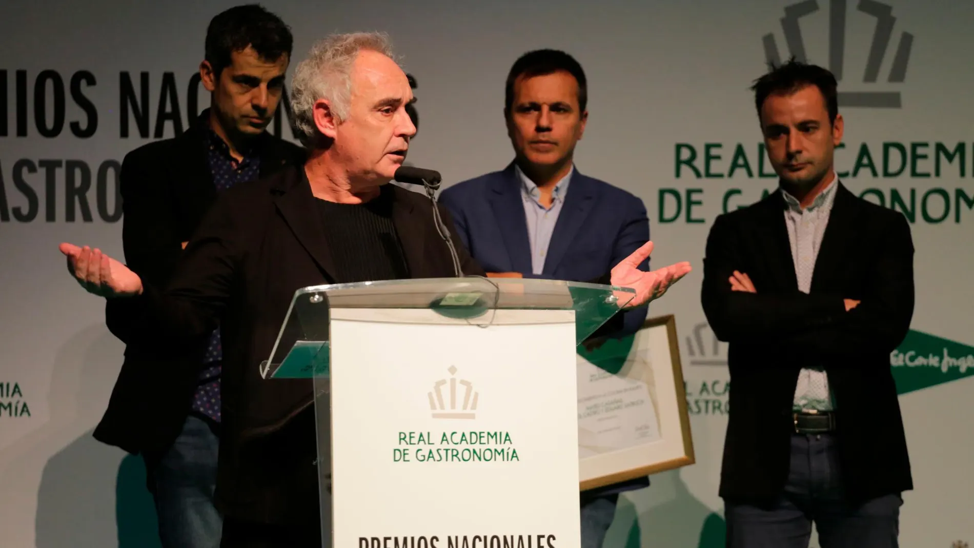Ferran Adriá, entrega el premio al mejor equipo. Mateu Casañas, Oriol Castro y Eduard Xatruch, del restaurante Disfrutar de Barcelona / Cipriano Pastrano