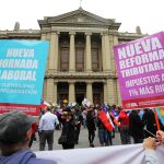 Manifestantes a las afueras del Congreso en Santiago