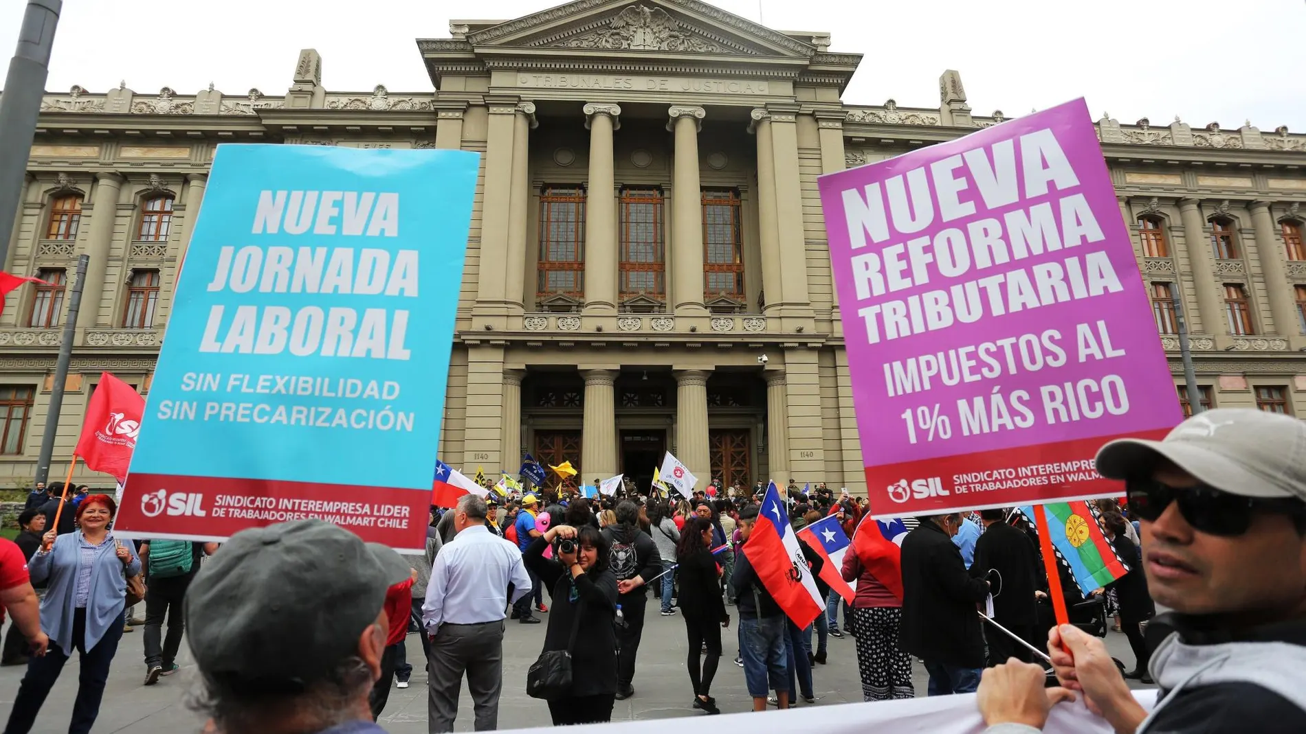 Manifestantes a las afueras del Congreso en Santiago