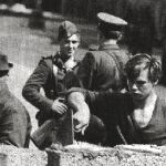 Soldados alemanes en plena construcción del Muro de Berlín