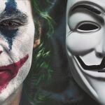 Dos máscaras modernas: la del Joker y la de «V de Vendetta». En ambos casos son una llamada para subvertir el orden social