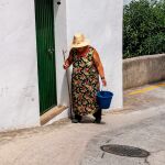 Una mujer en un pueblo de la provincia de Málaga, que entra en la fase 1 este lunes