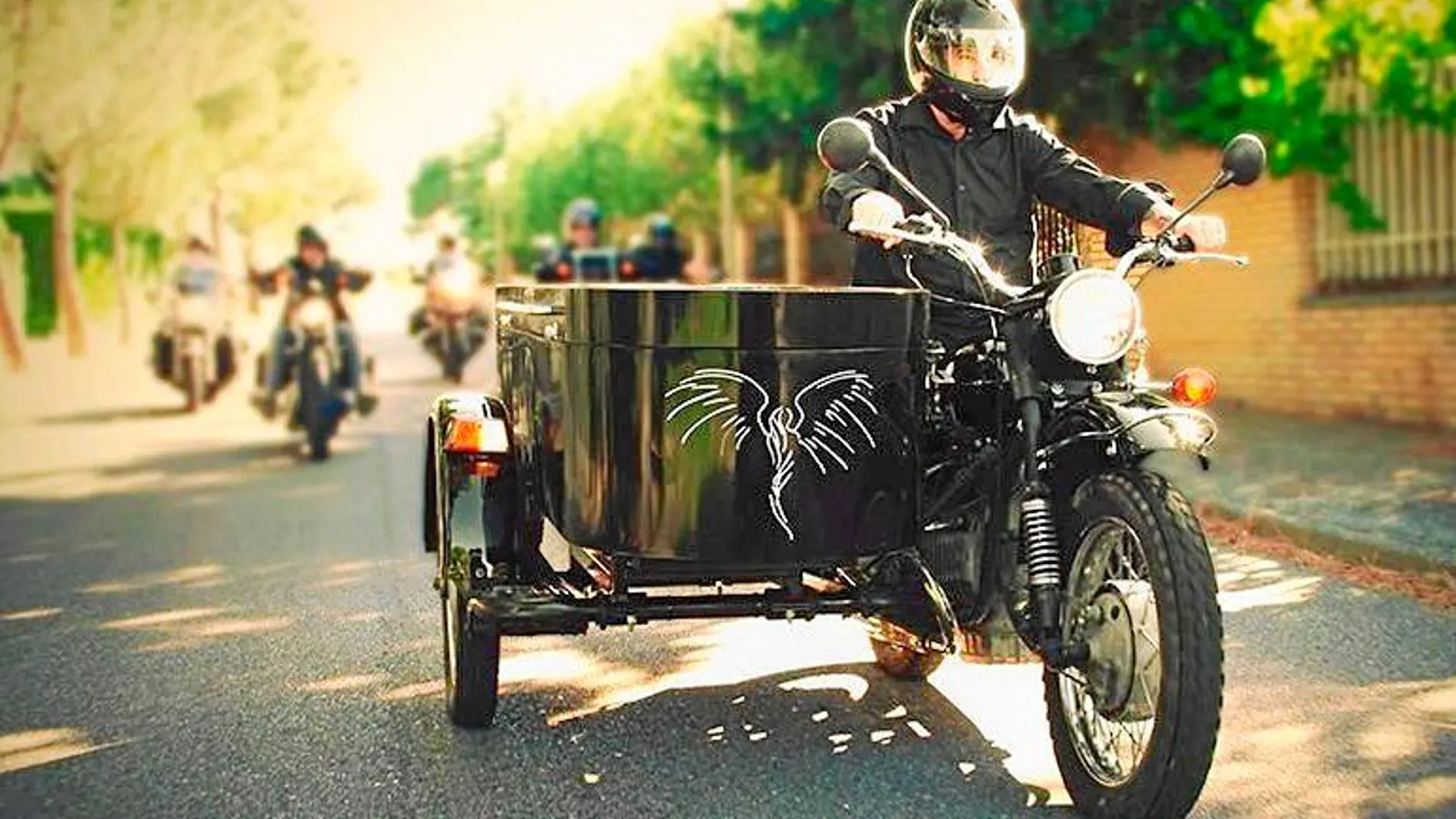 Lorenzo Pérez, en su moto Ural con sidecar transfor-mada y homologada. Foto: Sidecar Funerario