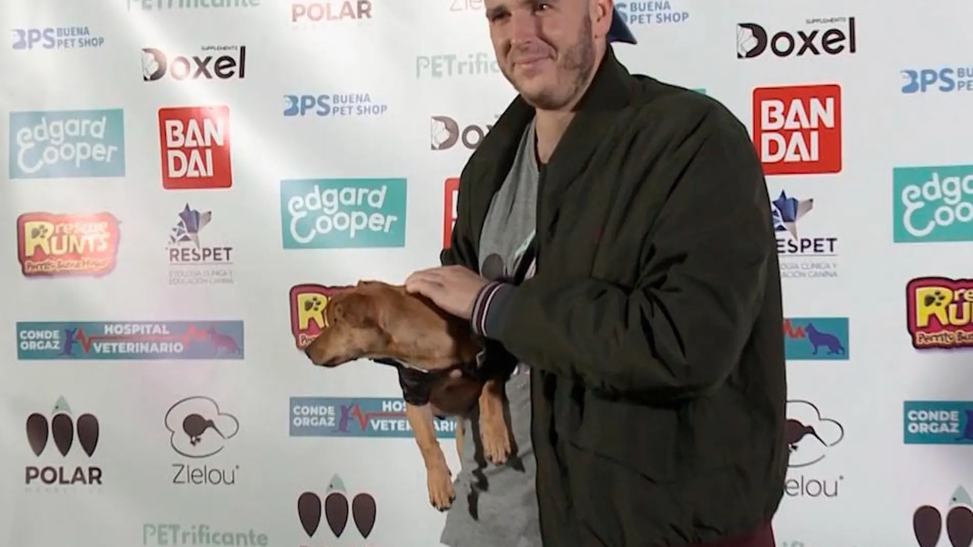 Álex Lequio con su mascota