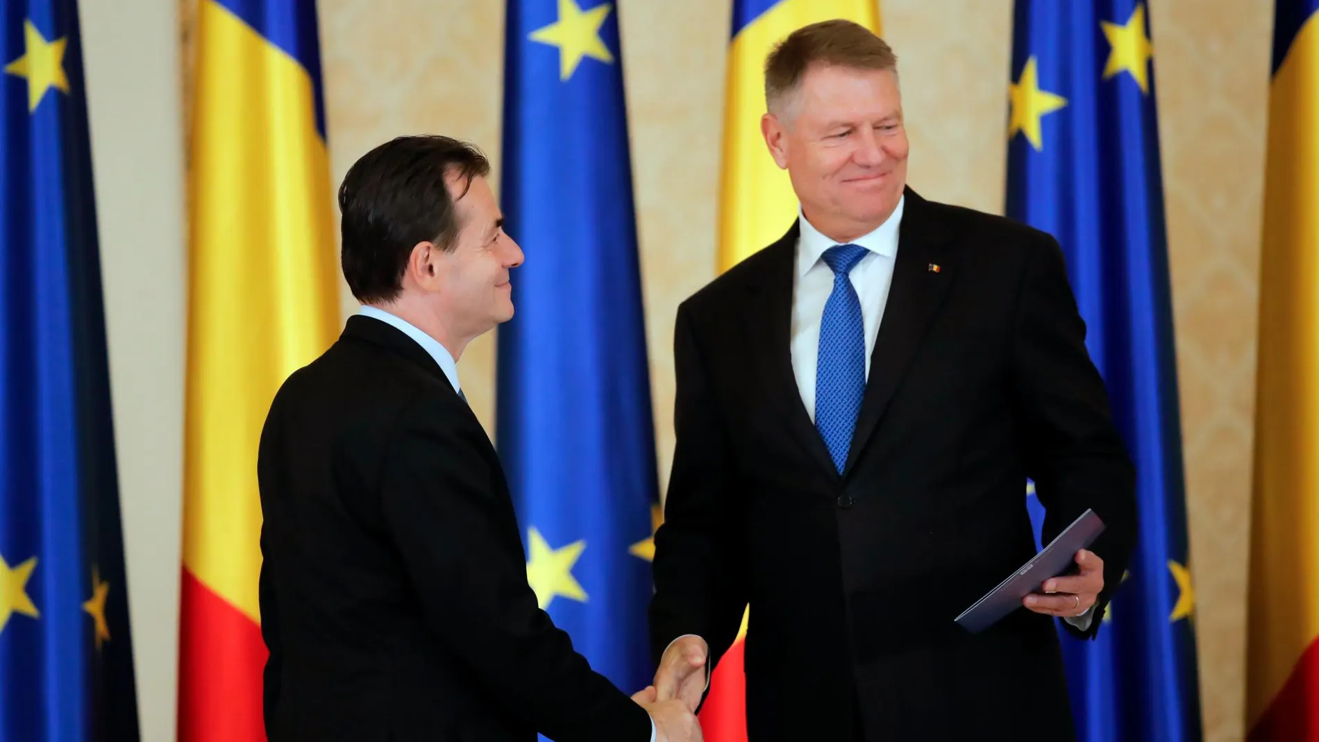 El presidente rumano, Klaus Iohannis, toma juramento al nuevo primer ministro, el liberal Ludovic Orban, ayer en Bucarest