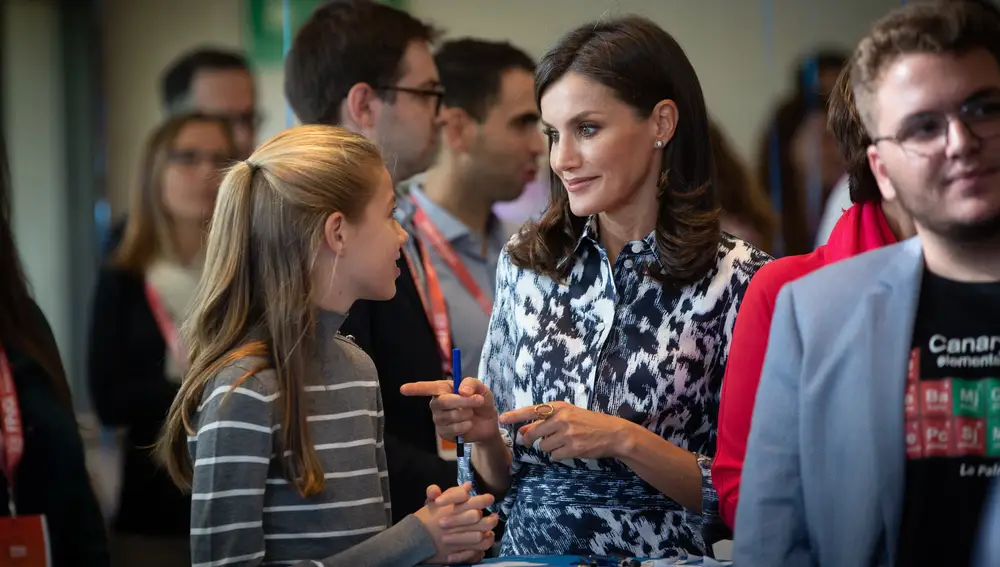 La Reina Letizia y la Infanta Sofía, en un taller en la jornada 'El talento atrae el talento' en el X aniversario de la Fundació Princesa de Girona, en Barcelona /Catalunya (España), a 5 de noviembre de 2019.05 noviembre 2019 MONARQUÍA, REY, CATALUÑA, PRINCESA DE GERONA. David Zorrakino / Europa Press05/11/2019