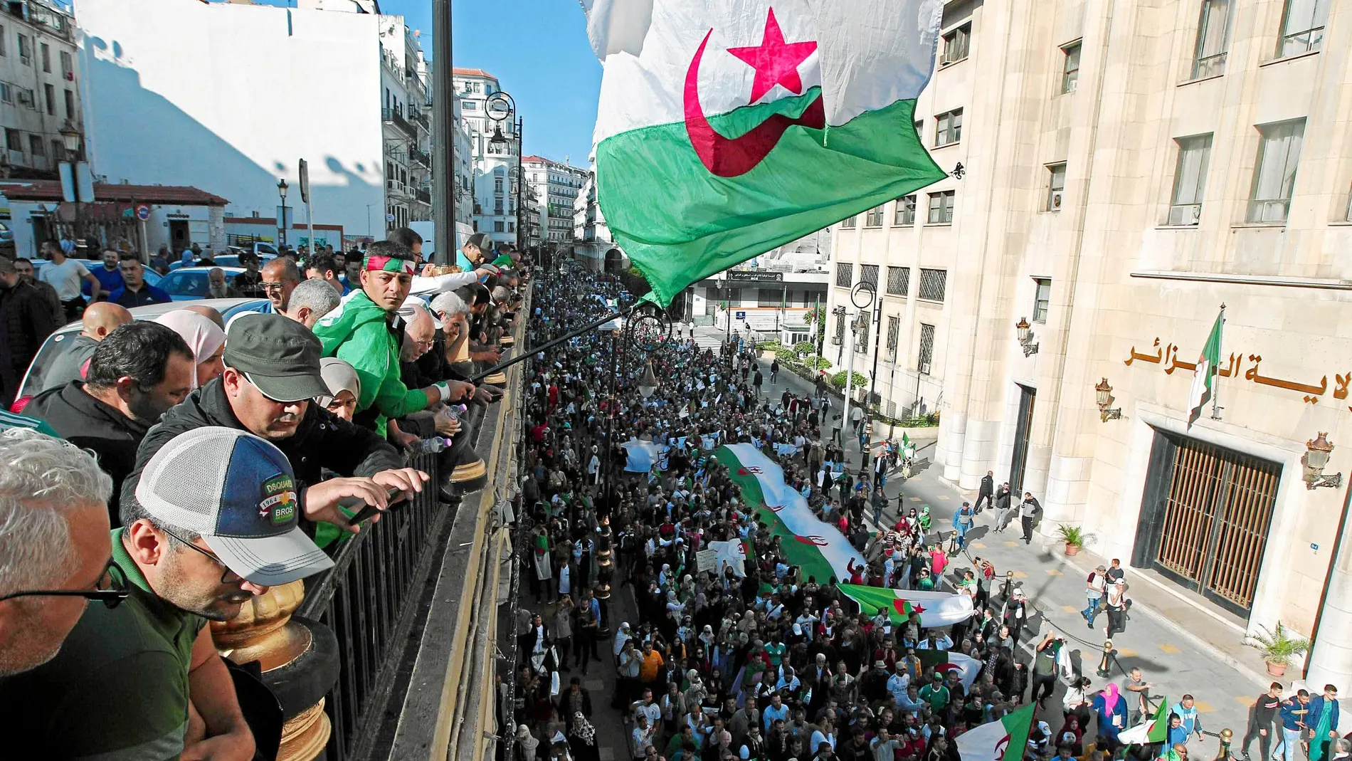 Un viernes más, los argelinos salieron ayer a las calles de la capital, Argel, para protestar contra el régimen