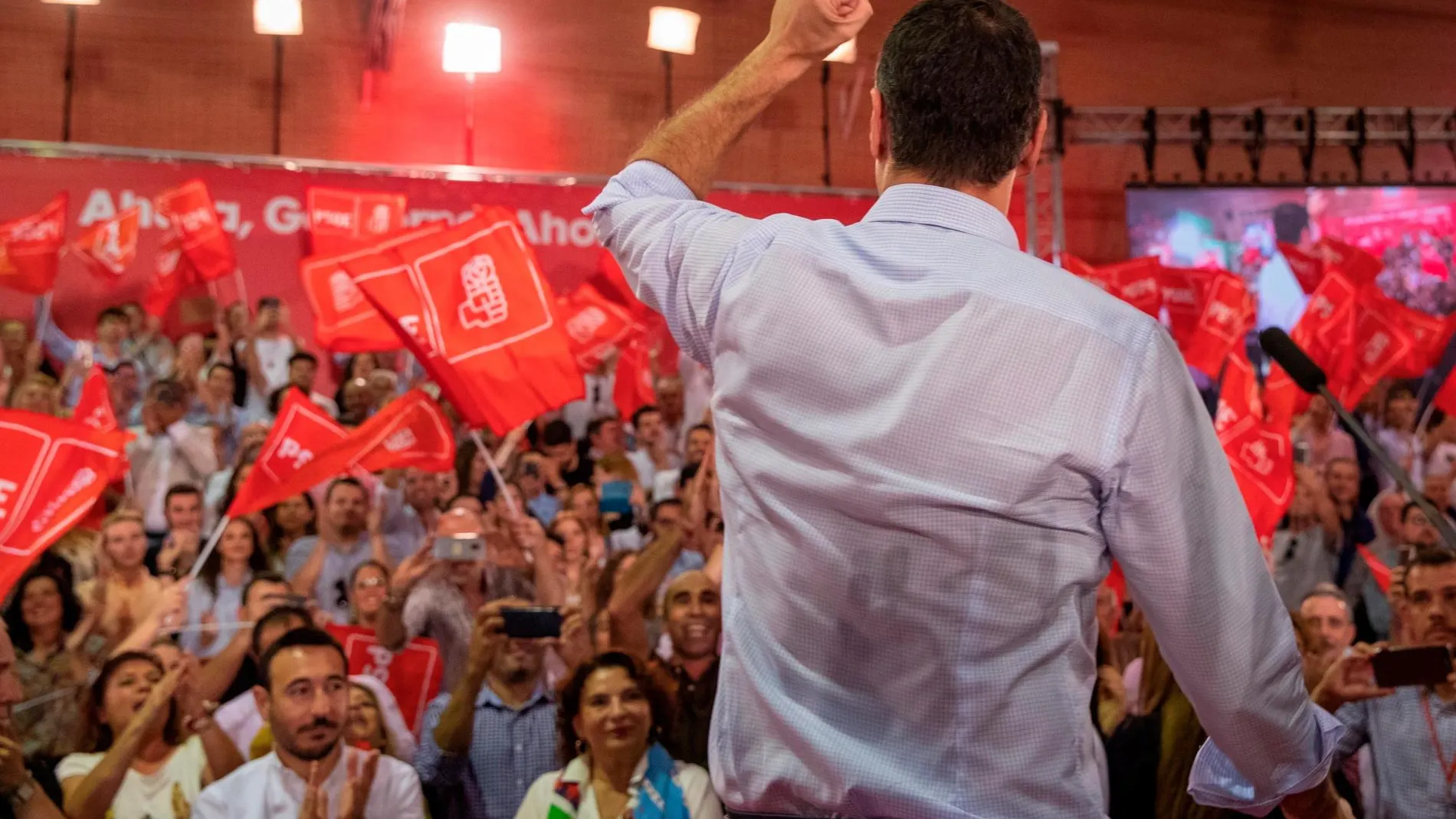 Pedro Sánchez, este jueves durante el mitin que abre la campaña electoral en el barrio de Pino Montano en Sevilla. EFE/Julio Muñoz