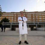 El doctor Manuel Ruiz Borrego, frente al hospital Virgen del Rocío de Sevilla / Foto: Manuel Olmedo