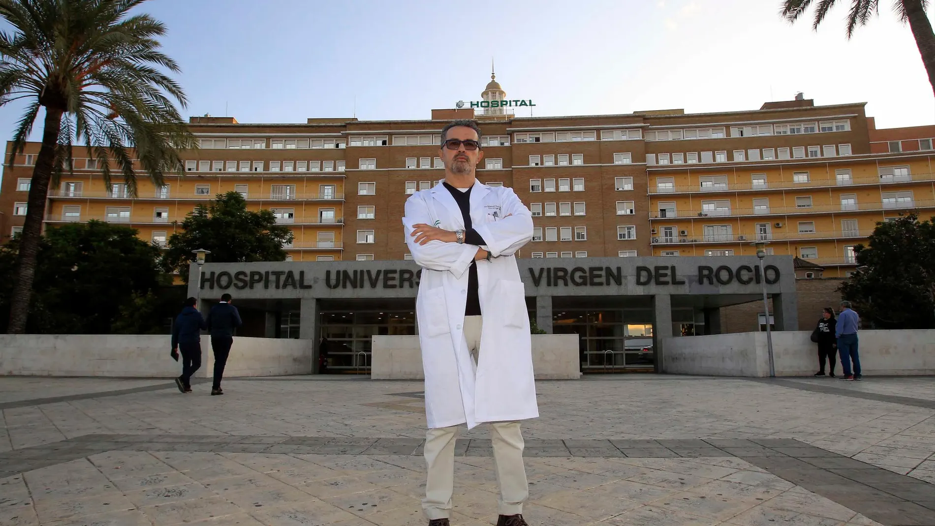 El doctor Manuel Ruiz Borrego, frente al hospital Virgen del Rocío de Sevilla / Foto: Manuel Olmedo