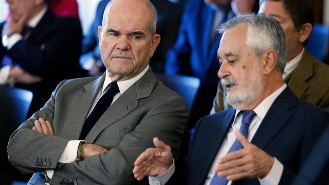 Los ex presidentes andaluces Manuel Chaves, a la izquierda, y José Antonio Griñán / Foto: Efe