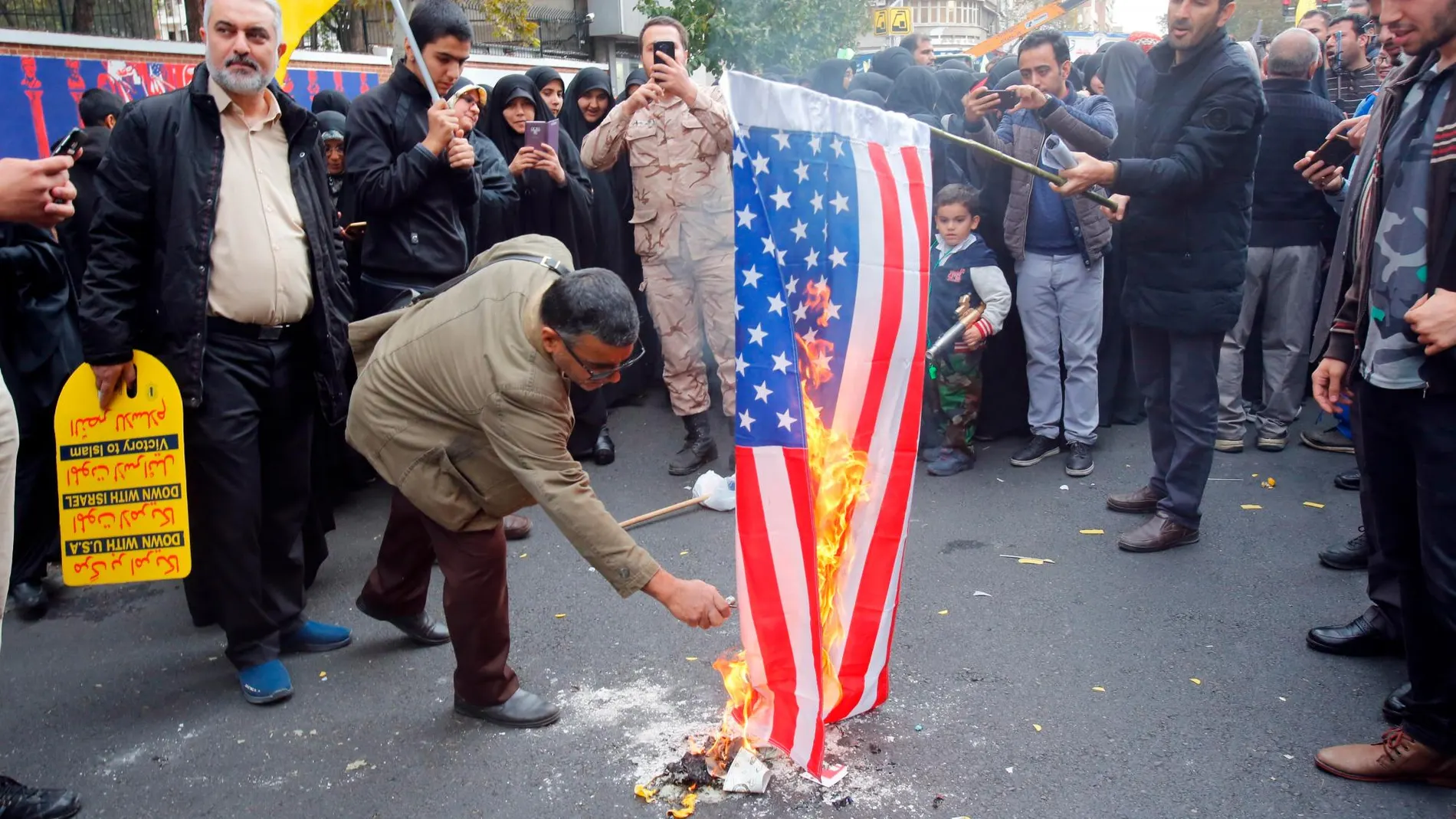 Miles de iraníes han salido este lunes a las calles para celebrar la toma de la Embajada estadounidense el 4 de noviembre de 1979